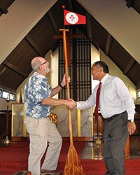 Dave-roberts-presents-paddle-to-val
